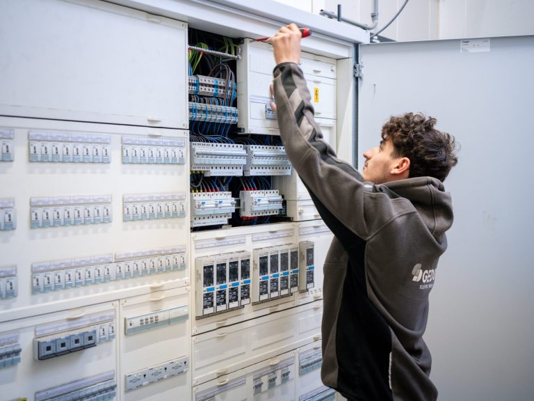 Zelfstandig monteur elektrotechniek